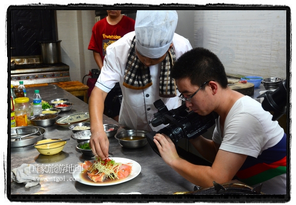 此次攝制組通過(guò)拍攝婺源代表名菜糊豆腐、粉蒸肉、荷包紅魚(yú)、賽鵝頸及地方小吃清明果、灰汁果、糯米子糕等來(lái)詮釋婺源美食經(jīng)典，展示婺源食文化，打造獨(dú)屬婺源的美食符號(hào)。