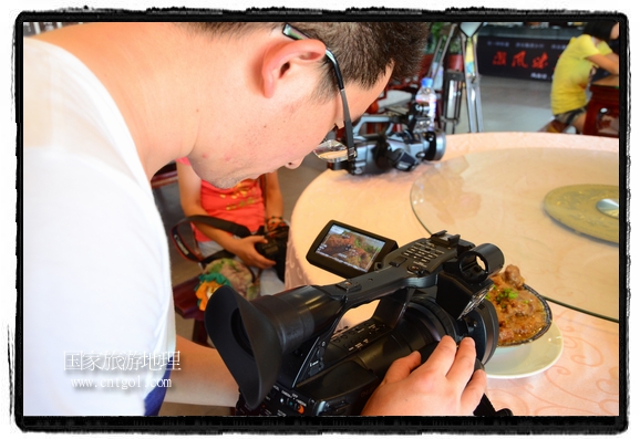 此次攝制組通過(guò)拍攝婺源代表名菜糊豆腐、粉蒸肉、荷包紅魚(yú)、賽鵝頸及地方小吃清明果、灰汁果、糯米子糕等來(lái)詮釋婺源美食經(jīng)典，展示婺源食文化，打造獨(dú)屬婺源的美食符號(hào)。