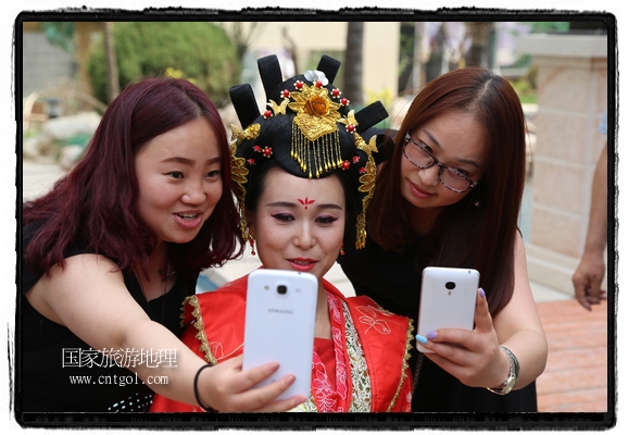 6月19日，端午節(jié)的前一天，甘肅平?jīng)鍪嗅轻紖^(qū)南山公園澳廈麗灣小區(qū)“邀請”唐朝被譽為四大美女之一的“楊貴妃”前來與市民見面，共度“端午佳節(jié)”。期間，“貴妃娘娘”由一名解說人員做向?qū)?，與小區(qū)居民一同游玩、賞景、互敬酒水、合影留念，并現(xiàn)場贈送大人小孩粽子、香包和糖果。