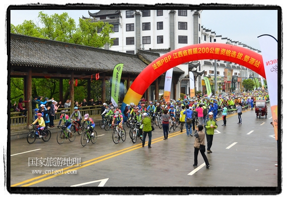 來自江西、安徽、浙江、福建等省市近千名選手參加了比賽，婺源賽道沿途的秀美風光和徽派古村落，給參賽選手留下美好的印象。