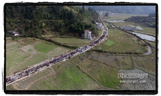 1700桌合攏宴，總長(zhǎng)3.7公里，10380人同桌就餐，創(chuàng)歷史之最